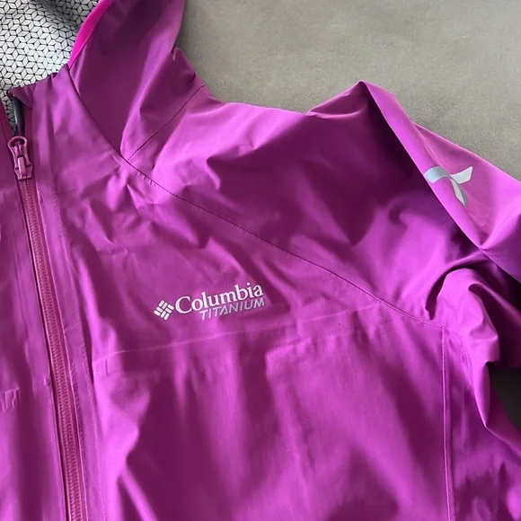 White new women’s Columbia titanium jacket in size medium - Picture 2 of 10